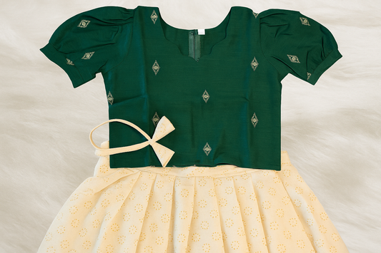 Kerala Pattupavada Set – Green Blouse & Cream-Gold Skirt for Festive Occasions
